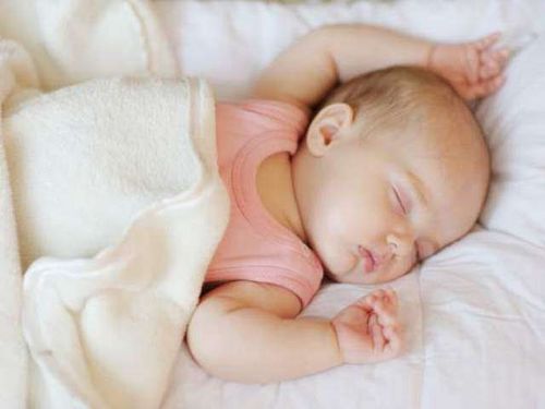 
Trẻ 9 tuần tuổi nên bắt đầu ngủ thành từng giấc vào ban đêm
