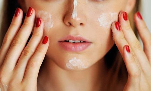 
Thoa kem chống nắng là bước đầu tiên và vô cùng quan trọng trong quá trình điều trị tăng sắc tố sau viêm
