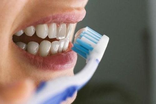 
Dùng một bàn chải trong thời gian quá lâu là một sai lầm khi đánh răng mà nhiều người gặp phải
