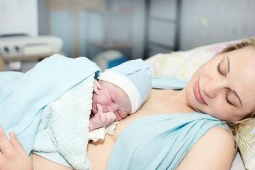 
Có thể sử dụng phương pháp da kề da để trấn an trẻ

