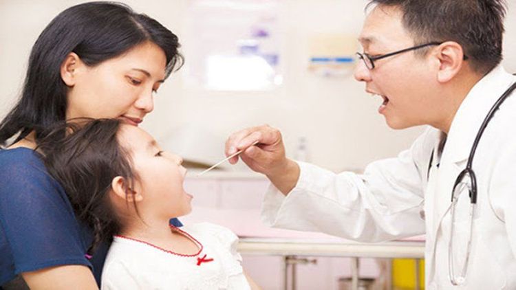 
Bác sĩ tiến hành gây tê tại chỗ để cắt amidan cho trẻ diễn ra thuận lợi nhất
