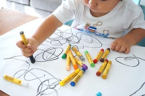 
Nếu trẻ thích vẽ và mải mê với các hoạt động cá nhân thì con đã sẵn sàng đi học
