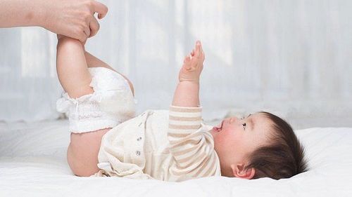 
Thời điểm bé muốn bỏ bỉm thì việc có nên đóng bỉm cho bé cả ngày là không nên
