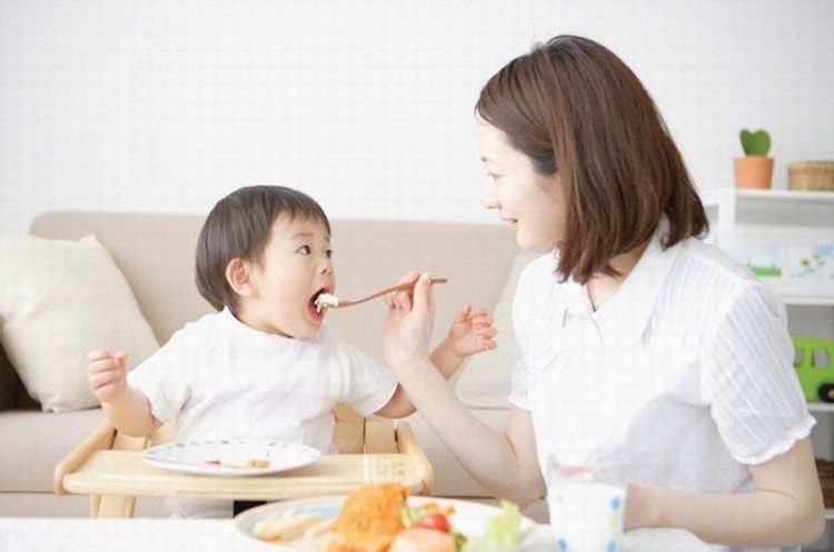 
Cha mẹ nên tuân theo các nguyên tắc an toàn khi cho trẻ ăn cơm để tránh bị nghẹn
