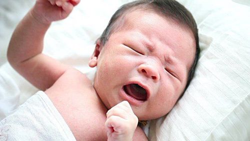 
Cha mẹ nên sử dụng quần áo có chất liệu cotton cho trẻ nhỏ để giúp thấm mồ hôi.
