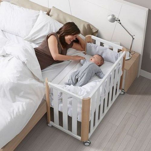 
Một số em bé cảm thấy dễ chịu khi vùng vẫy tay chân trong cũi, tạo ra âm thanh khi nôi liên tục va vào tường
