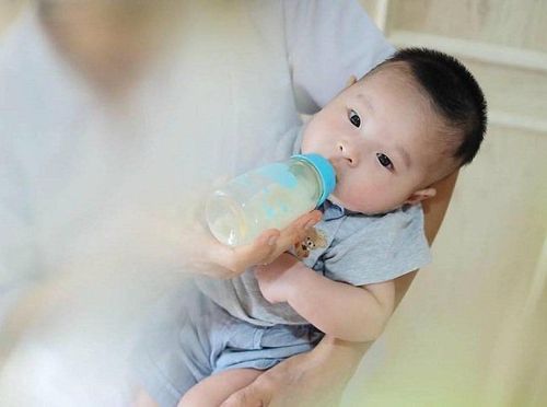 
Khi sữa mẹ quá nhiều nên kẹp đầu ti khi cho trẻ bú, chọn núm vú cao su có lỗ thông phù hợp.
