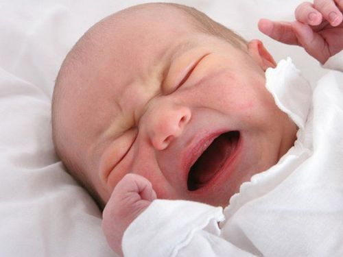 Trẻ sơ sinh hay khóc liên tục kèm ngủ ít là bệnh gì?