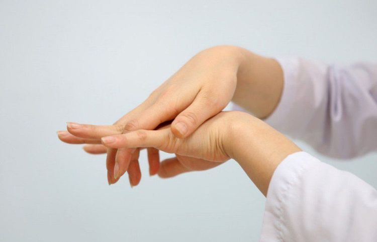 
Viêm khớp dạng thấp tiến triển nặng khi cơ thể thay đổi hóc môn
