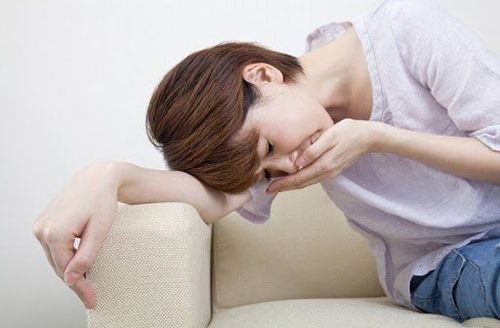 Khi u nang buồng trứng bị xoắn sẽ gây ra buồn nôn. 