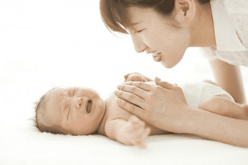 
Trẻ bị còi xương thường hay quấy khóc, ngủ không sâu giấc
