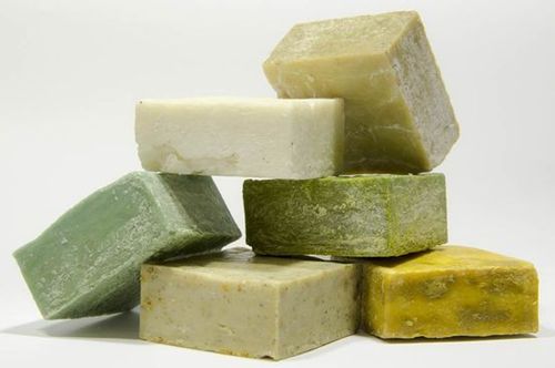 
Nên sử dụng xà phòng chứa vitamin E, dầu oliu để không bị khô ráp
