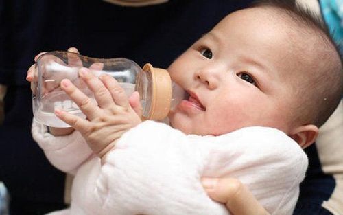 
Mẹo chữa táo bón cho trẻ sơ sinh có thể sử dụng nước để khắc phục
