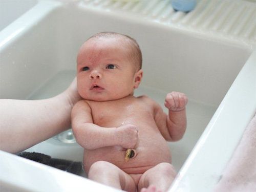 
Mẹ nên tắm cho bé khi bị sốt phát ban ở nơi kín gió, nước ấm pha thêm chút muối

