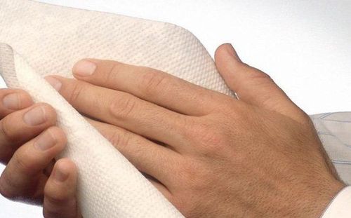 
Mang theo khăn lau khử trùng để lau tay cầm và các nút của máy giặt trước khi sử dụng.
