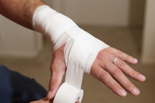 
Người bệnh cũng có thể băng bó tay tại nhà
