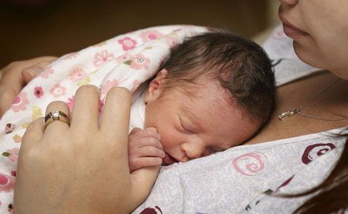 
Cha mẹ thực hiện các thói quen thúc đẩy sự phát triển của trẻ sinh non tại nhà

