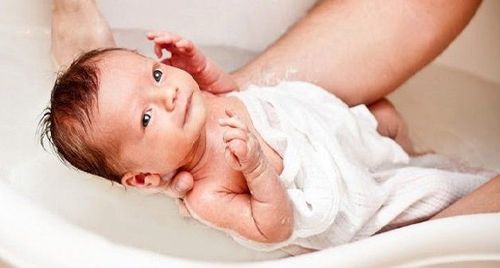 
Trẻ bị sốt siêu vi vẫn có thể tắm bình thường nên cha mẹ không cần quá lo lắng
