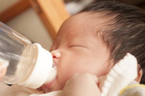 
Cha mẹ không nên để trẻ ngủ khi còn bú bình
