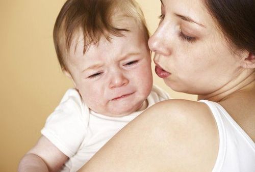 
Mọc răng cũng có thể là nguyên nhiên khiến trẻ quấy khóc
