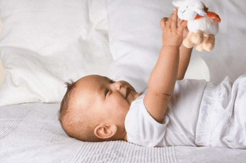 
Giai đoạn 12 tuần tuổi sau sinh, trẻ thích cầm nằm đồ vật
