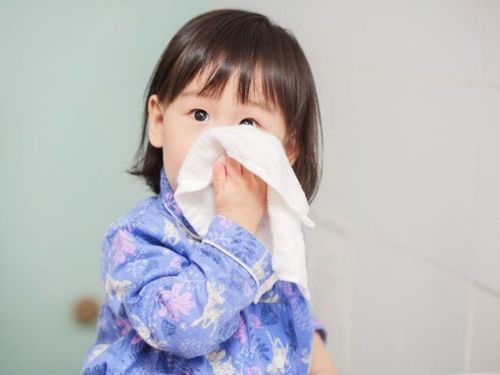 
Em bé ở độ tuổi biết đi có nguy cơ cao mắc các bệnh lý đường hô hấp vào mùa đông
