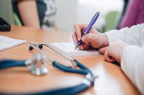 
Nếu gặp các triệu chứng nghiêm trọng sau khi ăn thịt gà sống, bạn có thể hỏi ý kiến bác sĩ để được kê đơn thuốc
