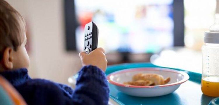 
Cha mẹ có thể giúp trẻ xem TV một cách nghiêm túc
