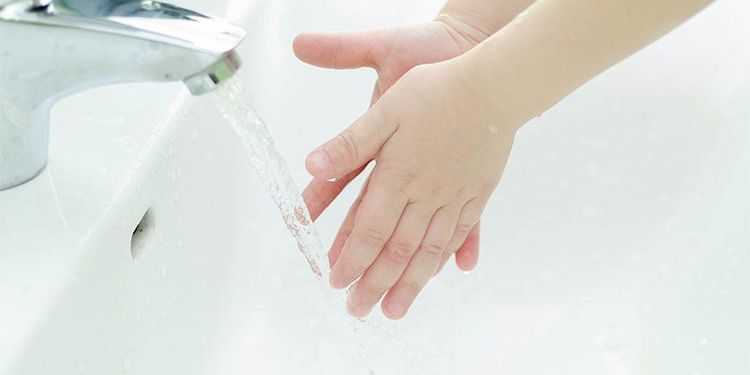 
Hướng dẫn trẻ rửa tay đúng cách để ngăn ngừa nhiễm run ở trẻ
