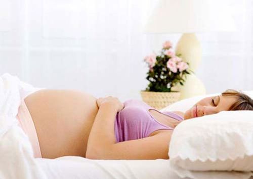 
Mẹ bầu nên vận động nhẹ nhàng và nghỉ ngơi hợp lý
