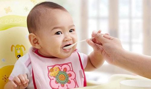 
Bé ăn dặm 6 tháng cần được làm quen với thức ăn
