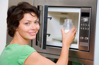 
Làm nóng sữa bằng lò vi sóng sẽ không đều nên có thể tạo ra các túi nóng trong chất lỏng gây bỏng
