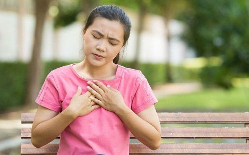 
Người bị co thắt tâm vị thường xuất hiện triệu chứng trào ngược
