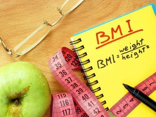 
Bác sĩ tiến hành kiểm tra thể lực để tính chỉ số BMI
