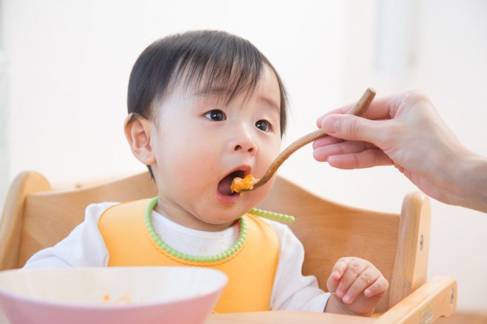 
Mẹ có thể bắt đầu cho trẻ uống nước khi ăn dặm
