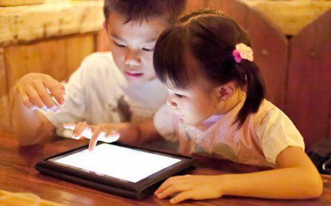 
Tránh cho trẻ tiếp xúc với thiết bị điện tử
