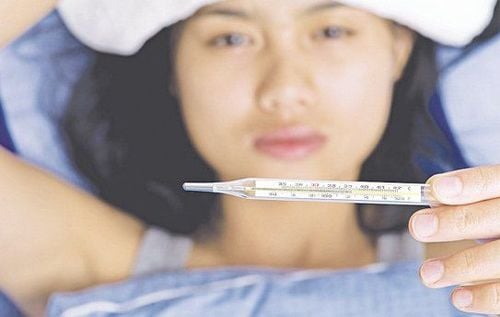 Bệnh nhân đi ngoài ra phân đen kèm theo sốt cao cần đến gặp bác sĩ