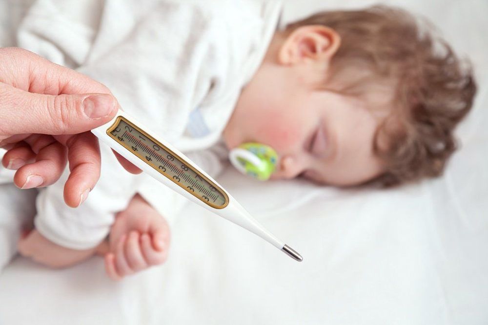 
Khi bị vàng da nhân trẻ sẽ xuất hiện dấu hiệu sốt cao
