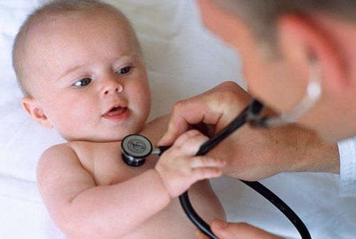
Trẻ bị viêm tiểu phế quản bội nhiễm thường khởi đầu với triệu chứng của viêm long đường hô hấp trên
