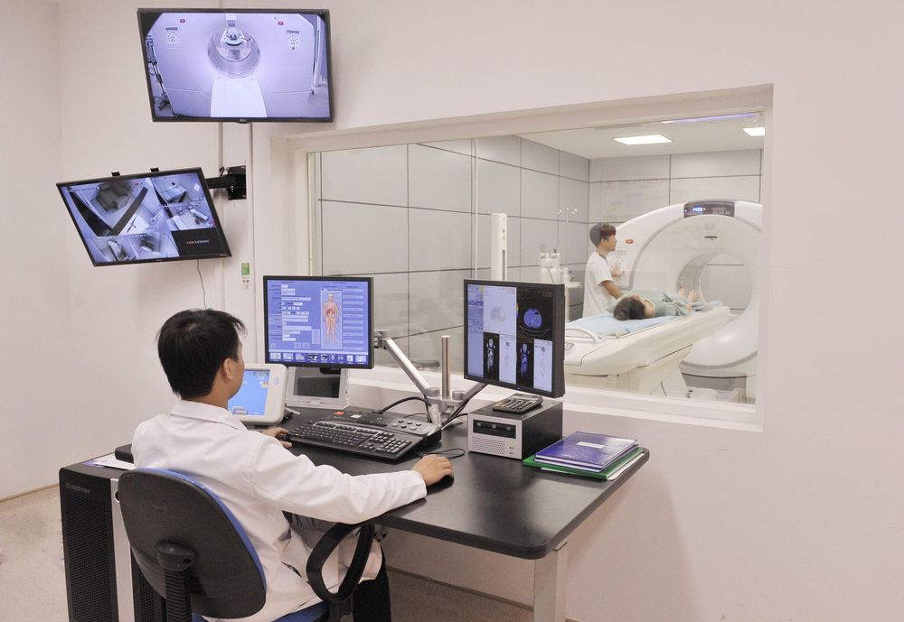 
Trong quá trình chụp CLVT, các dữ liệu hình ảnh được chuyển sang máy tính để đo đạc và lập bản đồ tưới máu, dựng biểu đồ ngấm thuốc của tổn thương khối u.
