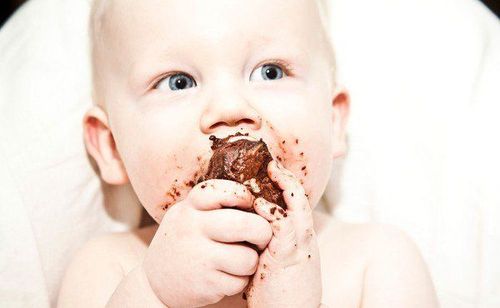 
Ba mẹ có thể cho trẻ ăn socola thay thế kẹo
