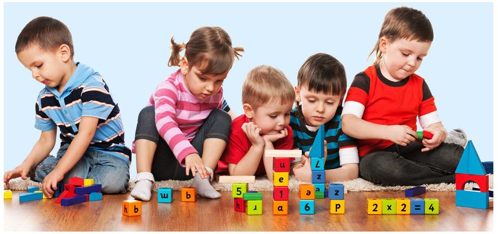 
Sự phát triển của trẻ 2 tuổi còn khá non nớt cần ba mẹ kiên nhẫn
