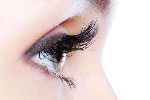 
Một số người có thể bị chảy nước mắt do một số vấn đề về lông mi gây ra
