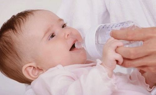 
Bạn không nên cho trẻ uống nước cho đến khi được khoảng 6 tháng tuổi
