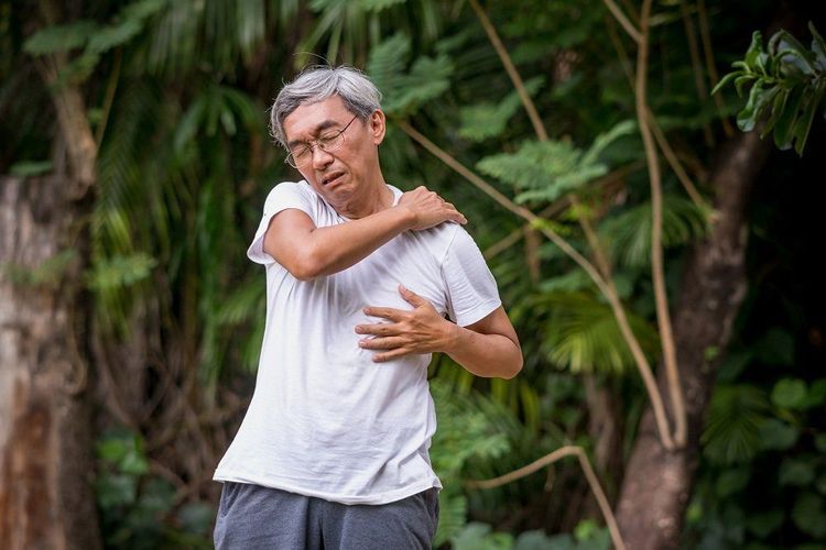 Tê bì chân tay ở người già có thể do đau cơ xơ hóa
