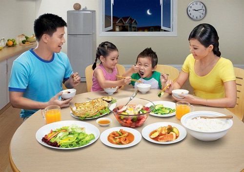 
Trẻ 42 tháng tuổi đã có thể ăn cơm cũng như hoàn thiện các khả năng vận động, ngôn ngữ tốt hơn
