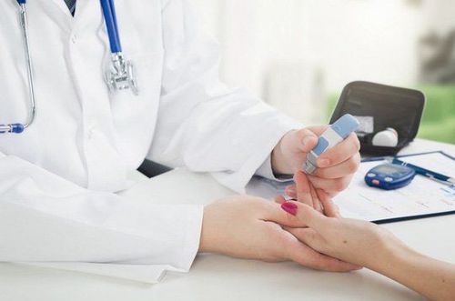 
Người bệnh đái tháo đường thường có triệu chứng tê nhức chân tay do biến chứng của bệnh
