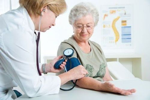 
Tăng huyết áp ở người cao tuổi là yếu tố gây ra tình trạng đột quỵ, suy tim, nhồi máu cơ tim...
