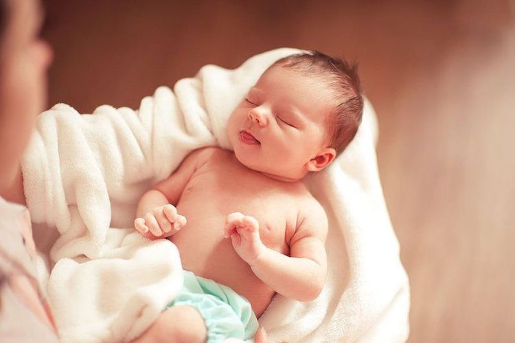 
Trong vài tháng đầu đời của con bạn, chúng sẽ dành tới 15–16 giờ mỗi ngày để ngủ
