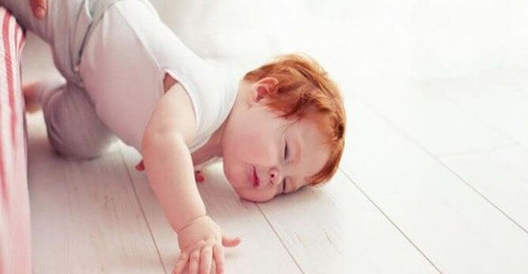 
Đảm bảo rằng trẻ nhận được nhiều sự quan tâm tích cực từ bạn khi trẻ không đập đầu

